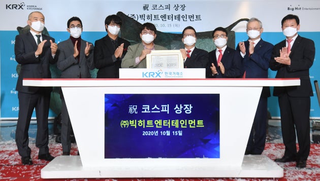 15일 서울 여의도 한국거래소 1층 로비에서 빅히트엔터테인먼트 상장 기념식에서 참석자들이 박수치고