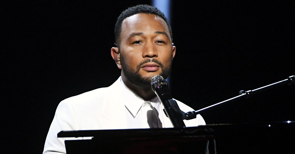 John Legend Dedicates Billboard Music Awards Performance To Chrissy Teigen