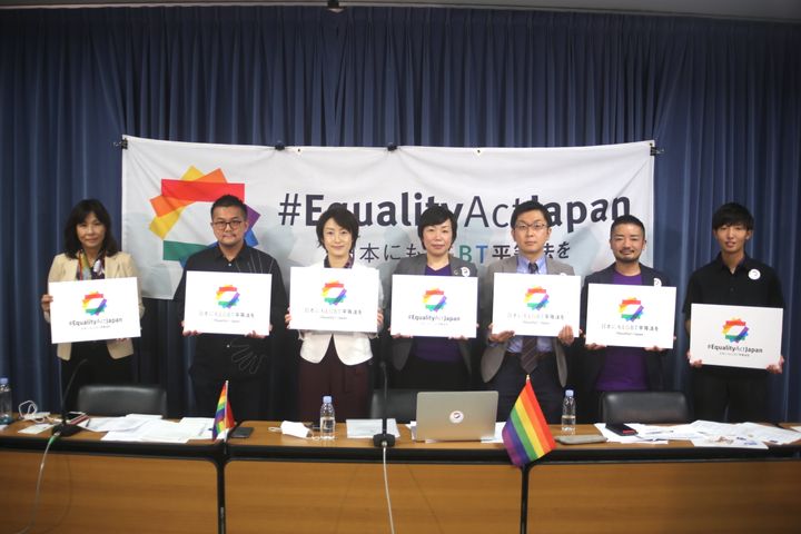 記者会見で署名を呼びかけるEquality Act Japanのメンバーたち