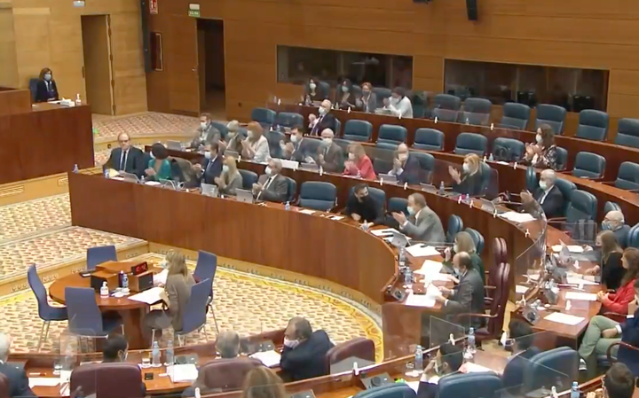 Parlamentarios del PSOE y de Podemos aplauden la intervención de Gabilondo en la Asamblea.