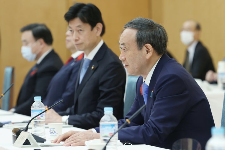 全世代型社会保障検討会議で発言する菅義偉首相（右端）。右から2人目は西村康稔全世代型社会保障改革担当相＝首相官邸