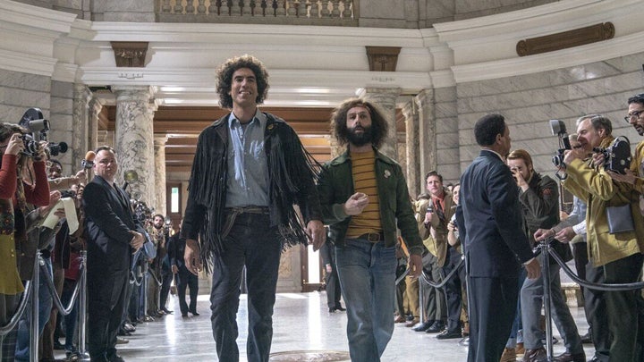 Sacha Baron Cohen y Jeremy Strong.