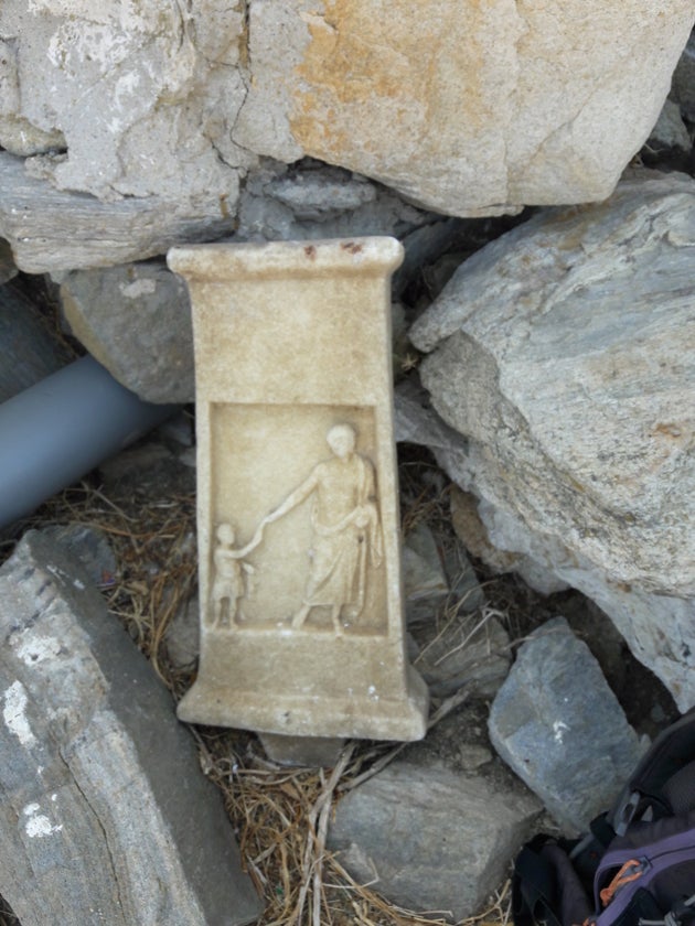 Επιτύμβιες στήλες και τμήματά τους που εντοπίστηκαν κατά την εφετινή περίοδο έρευνας στην Ρήνεια.
