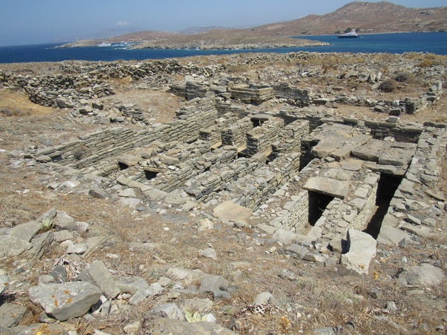 Υπόγειο ταφικό οικοδόμημα (columbarium) στην δηλιακή νεκρόπολη της Ρήνειας.
                 