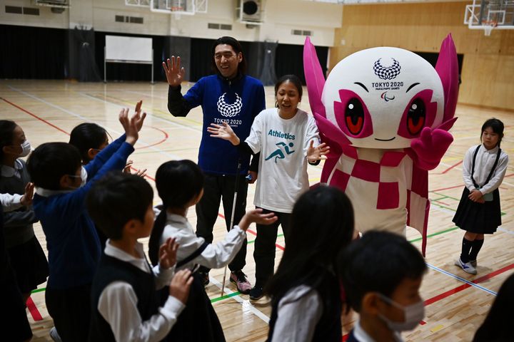 小学校を訪問する高田選手（奥中央）と、大森コーチ（奥左）