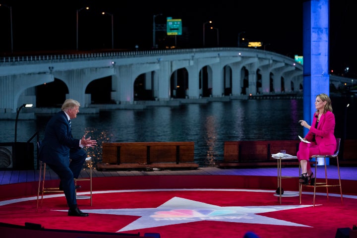 マイアミで開かれたタウンホールイベントで質疑に答えるトランプ大統領(左)と司会のサバンナ・ガスリー氏(2020年10月15日)
