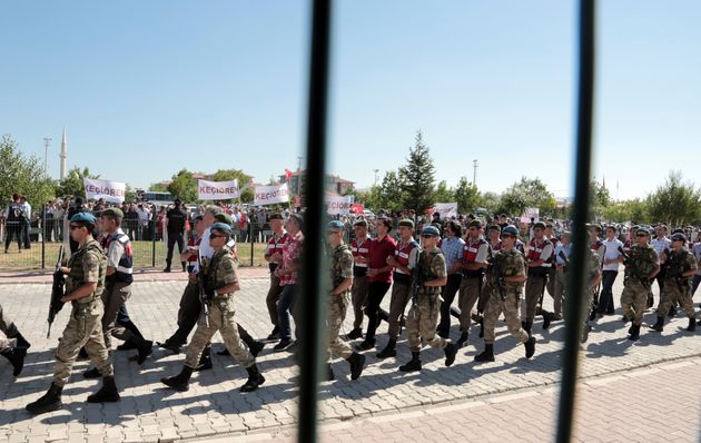 Συνοδεία αστυνομικών 500 συλληφθέντες, ύποπτοι για συμμετοχή στο αποτυχημένο πραξικόπημα, που ο Ερντογάν αποδίδει στο Κίνημα Γικουλέν ή FETÖ όπως το αποκαλούν στην Τουρκία (Αύγουστος 2017)