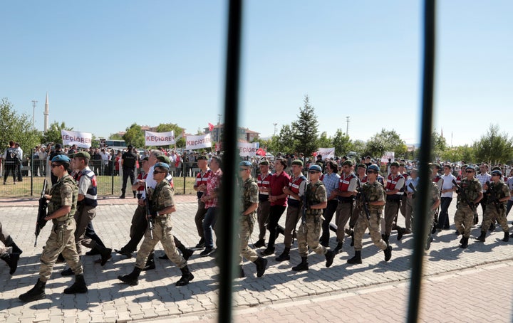 Συνοδεία αστυνομικών 500 συλληφθέντες, ύποπτοι για συμμετοχή στο αποτυχημένο πραξικόπημα, που ο Ερντογάν αποδίδει στο Κίνημα Γικουλέν ή FETÖ όπως το αποκαλούν στην Τουρκία (Αύγουστος 2017)