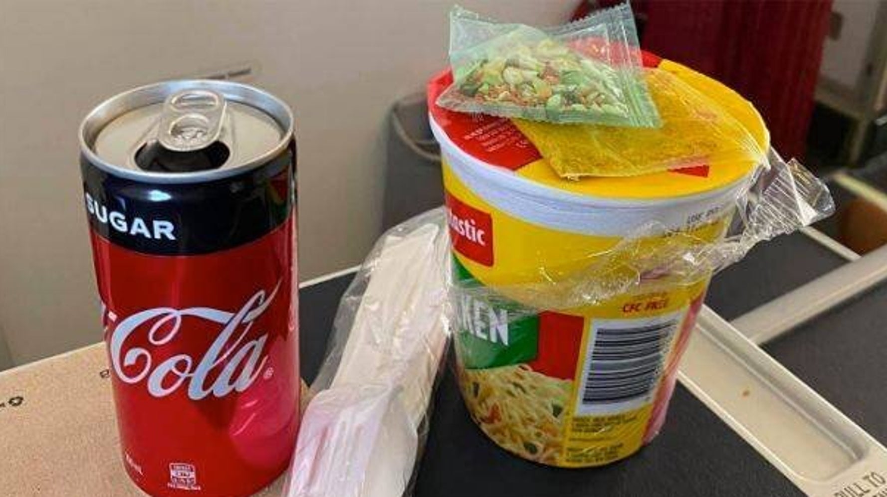 飛行機ビジネスクラスでカップラーメンが提供され 乗客が 簡素すぎる と悲しみを投稿 ハフポスト 飛行機ビジネスクラスでカップラーメンが提供され 乗客が 簡素すぎる と悲しみを投稿 ハフポスト