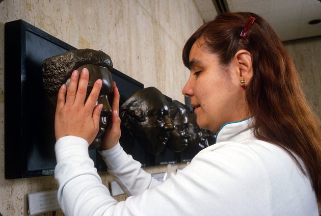 Una mujer invidente, en una exposici&oacute;n en Nueva