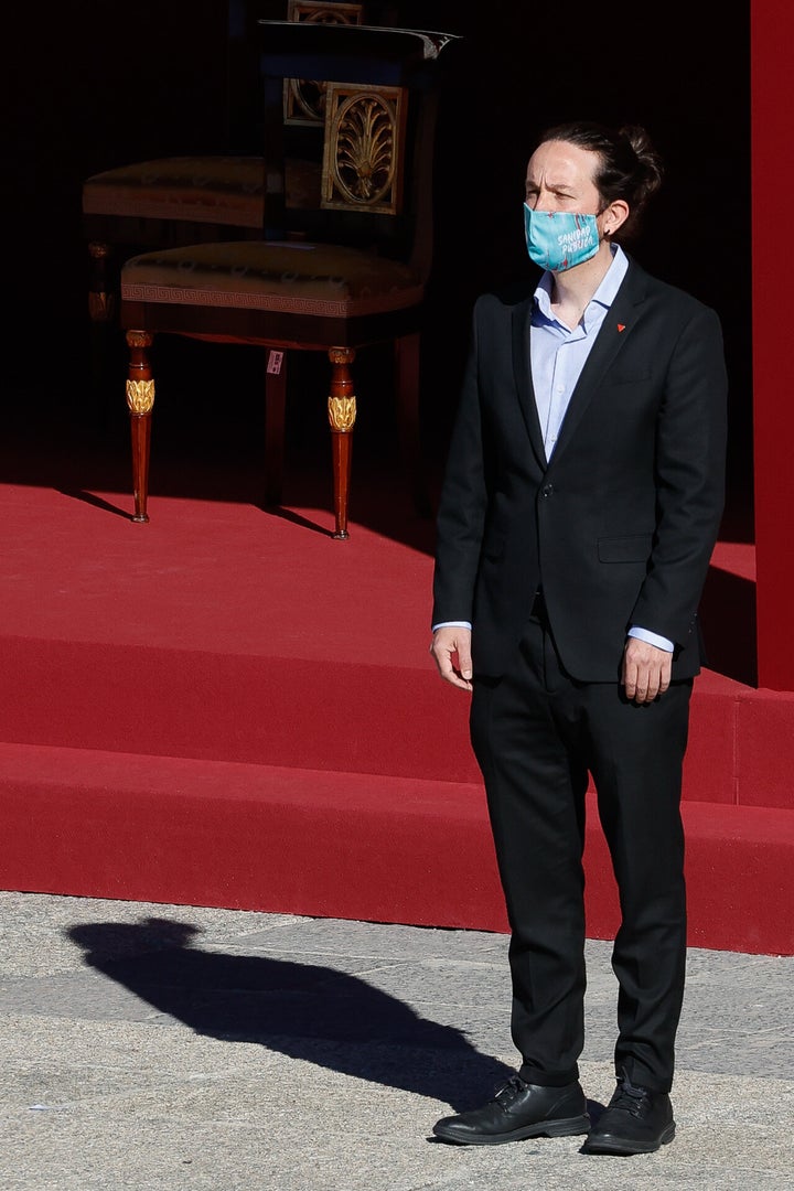 Sin corbata, con moño y con mascarilla republicana en defensa de la Sanidad Pública en el acto del 12 de octubre.