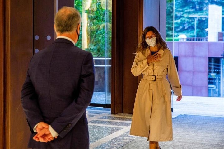 Yolanda Díaz muestra cómo hay que llevar una gabardina.