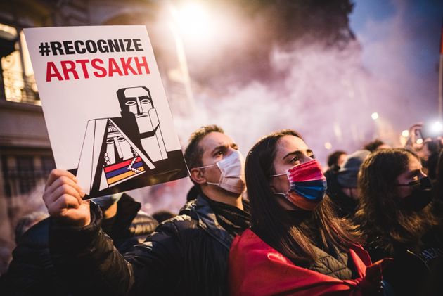 Plusieurs milliers de membres de la diaspora arménienne en France se sont réunis devant...
