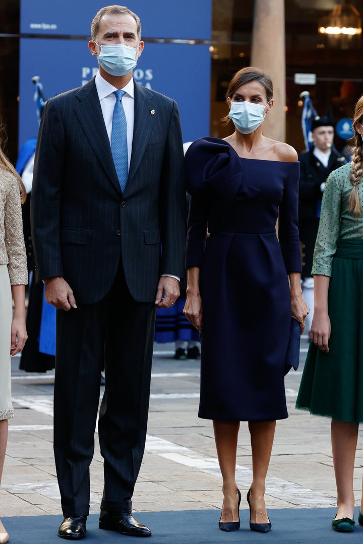 Los reyes en el patio del Hotel Reconquista.