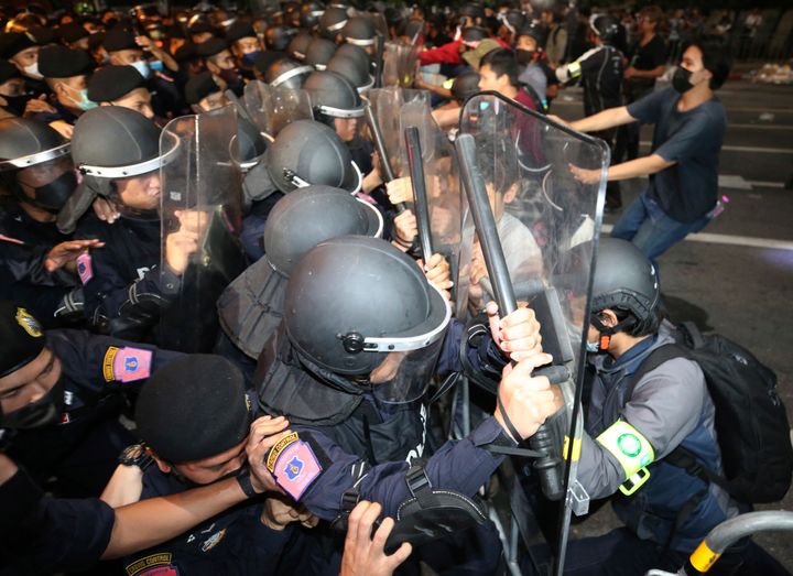 民主化を求めるデモ参加者と押し合いになる警察隊（2020年10月15日）