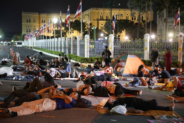 官邸の前で一夜を過ごすデモ参加者（10月15日）