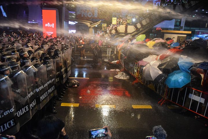 放水車でデモ参加を排除しようとする警察隊（2020年10月16日）