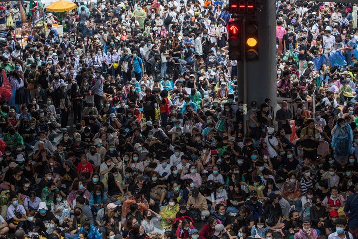 抗議のため集まる数千ものデモ参加者たち（2020年10月16日）