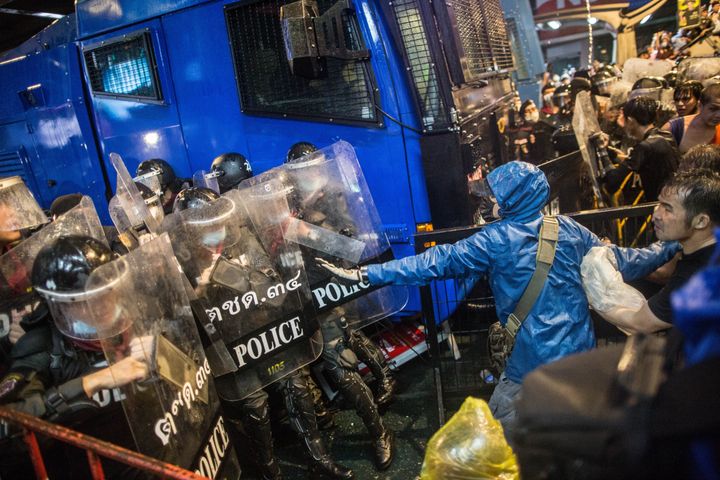 警察隊と対峙するデモ参加者たち（2020年10月16日）