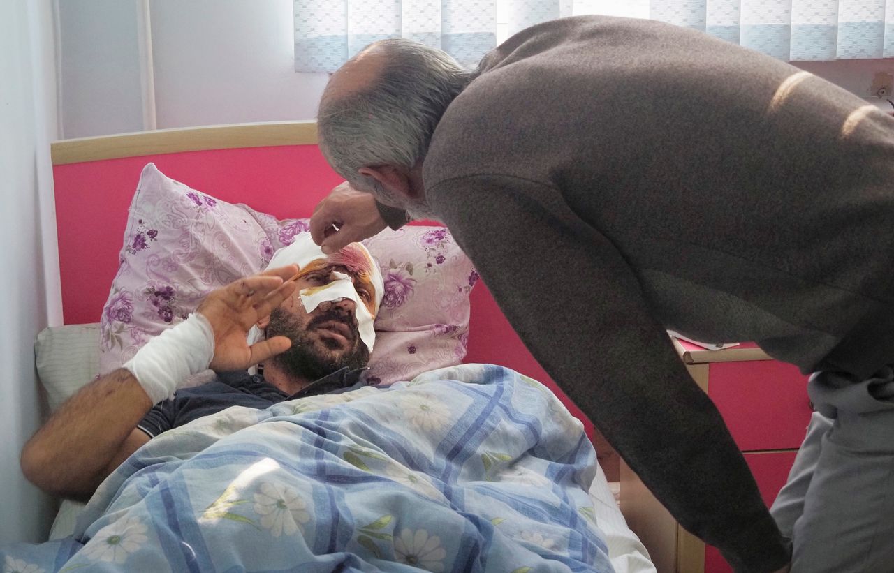 Πατέρας κοιτάζει τις πληγές του γιου του που τραματίστηκε κατά τον βομβαρδισμό των αζερικών δυνάμεων. Στεπάνακερτ, Ναγκόρνο Καραμπάχ