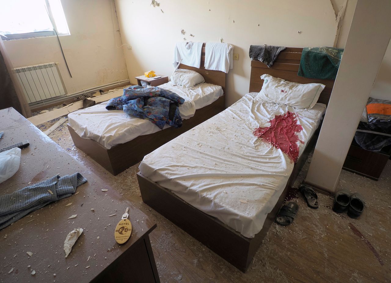 Ματωμένα σεντόνια σε δωμάτιο ξενοδοχείου μετά από επίθεση των αζερικων δυνάμεων στο Ναγκόρνο Καραμπάχ