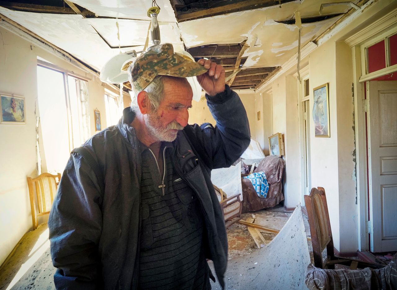 Ο Γιούρι Μελκονιάν, 64 ετών, κοιτάζει το σπίτι του που βομβαρδίστηκε από Αζέρους. Χωρίο Σος, Ναγκόρνο Καραμπάχ