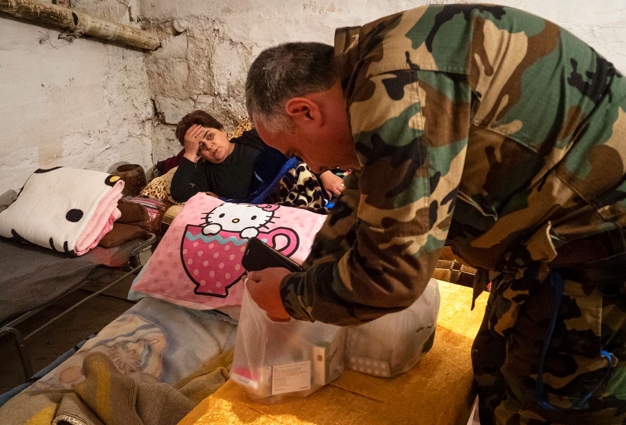 Εθελοντής ιατρός δίνει φάρμακα σε άρρωστη γυναίκα που ζει σε καταφύγιο στο Στεπάνακερτ του Ναγκόρνο Καραμπάχ
