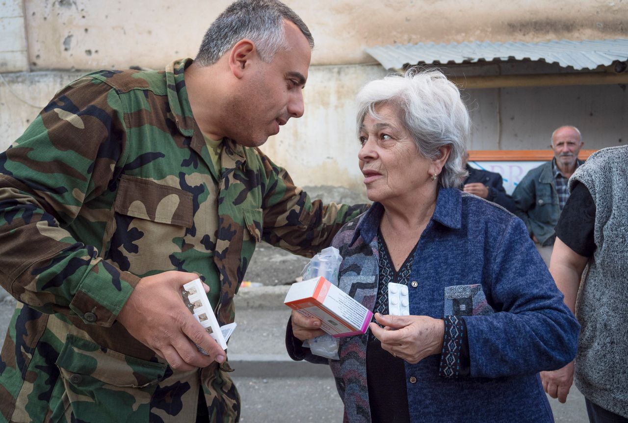 Εθελοντής ιατρός μοιράζει φάρμακα και ηλικιωμένοους και ασθενείς στο Στεπάνακερτ το Ναγκόρνο Καραμπάχ