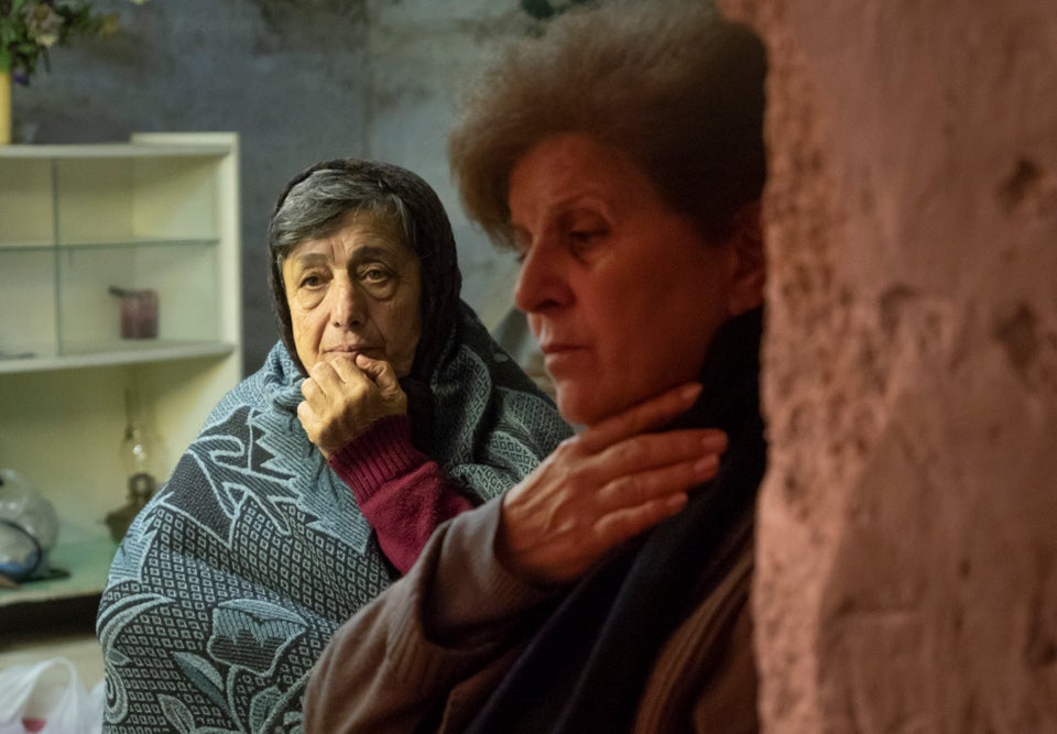 Οι γυναίκες. Πάντα στο πόλεμο μένουν πίσω και ζουν μέσα στην αγωνία, το φόβο και συχνά το πένθος και τον θρήνο. Στεπάνακερτ, Ναγκόρνο Καραμπάχ
