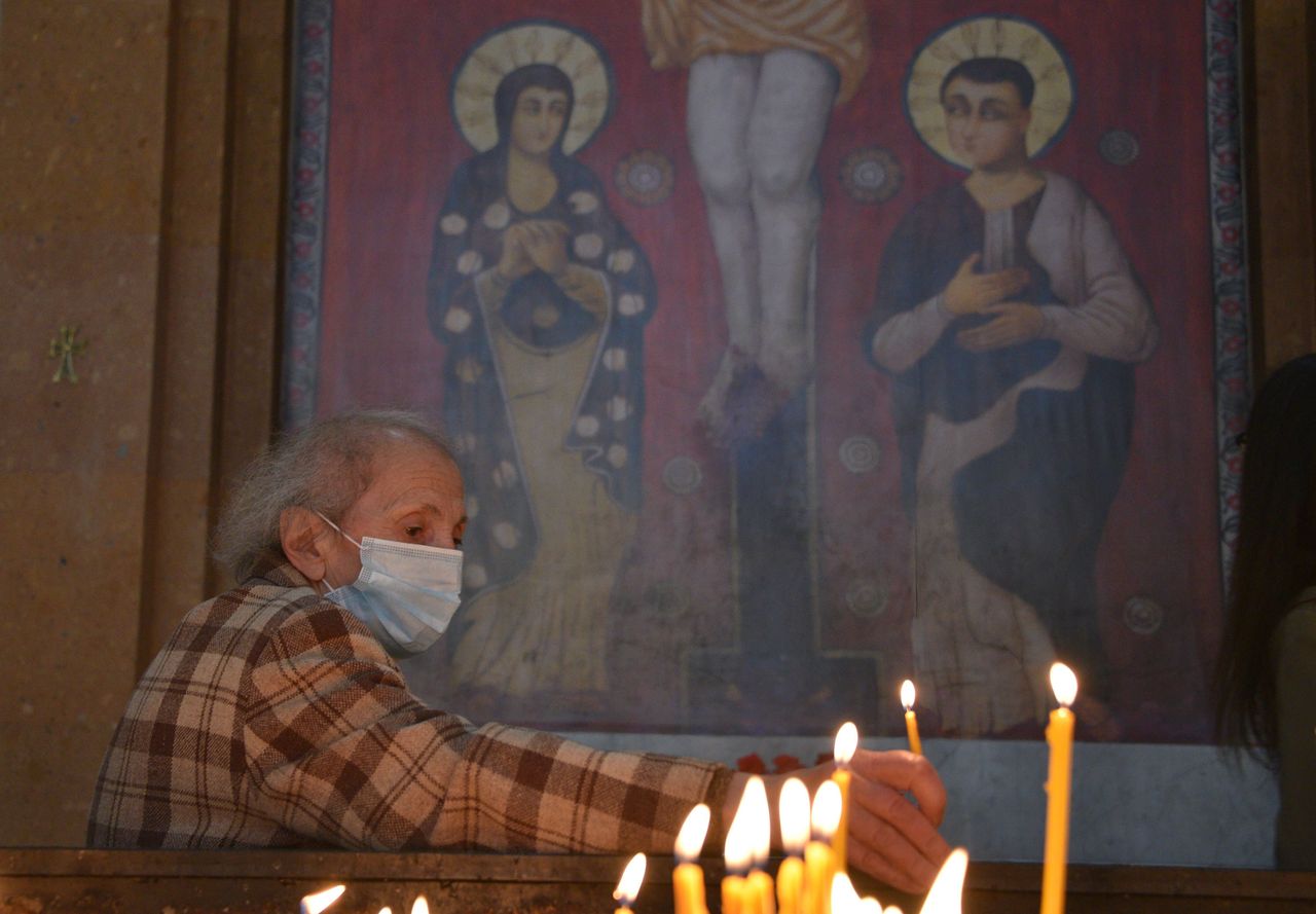 Ένα κερί και προσευχή για όσους χάθηκαν και όσους πολεμούν ακόμη. Γερεβάν, Αρμενία
