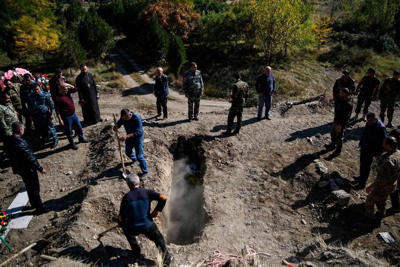 Ανοίγοντας τάφους για τους νεκρούς του πολέμου στο Στεπάνακερτ του Ναγκόρνο Καραμπάχ 