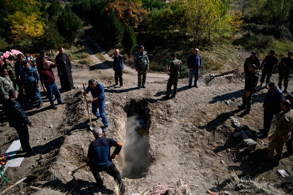 Ανοίγοντας τάφους για τους νεκρούς του πολέμου στο Στεπάνακερτ του Ναγκόρνο Καραμπάχ