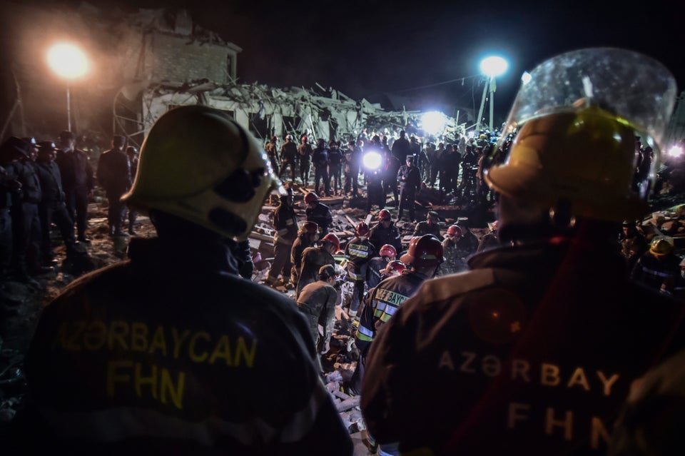 Αναζήτηση επιζώντων στα ερείπια σπιτιών που επλήγησαν από τις δυνάμεις της Αρμενίας. Γκαντζά, Αζερμπαϊτζάν
