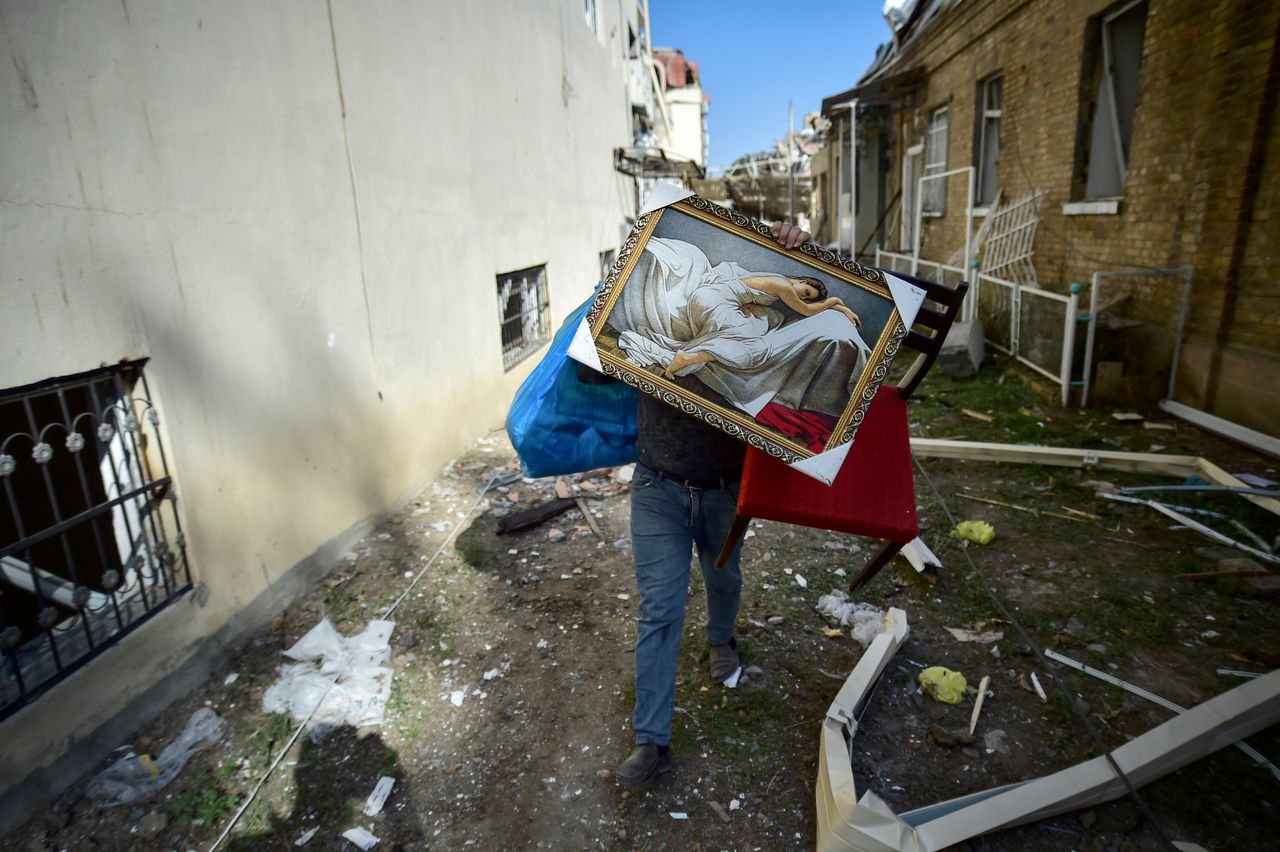 Εγκαταλείποντας το βομβαρδισμένωο από τους Αρμένιους σπίτι του πήρε μαζί του έναν πίνακα ζωγραφικής, Γκαντζά, Αζερμπαϊτζάν