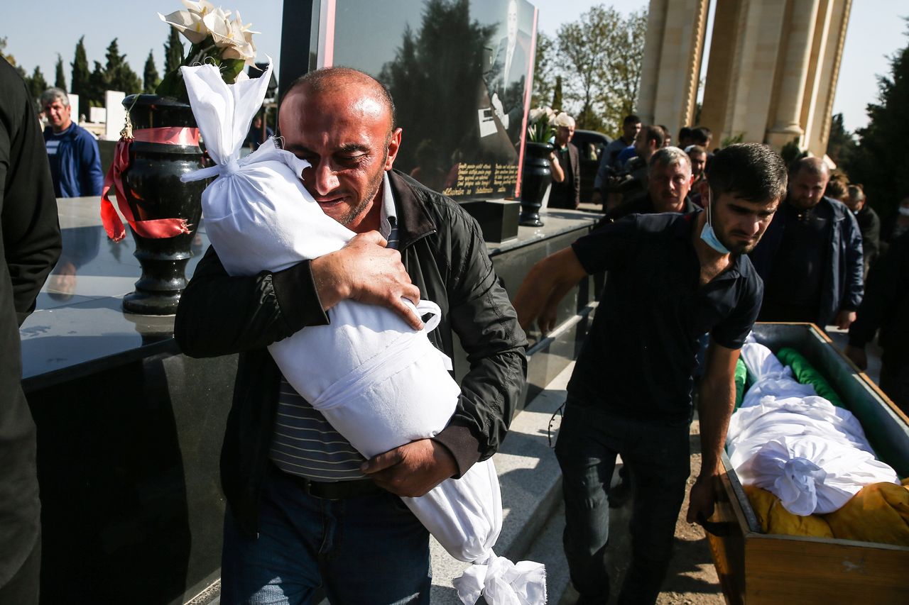 Ο Τιμούρ Χαλιγκοβ, Αζέρος-Τούρκος κρατά θρηνεί κρατώντας στον αγκαλιά του το άψυχο κορμάκι της μόλις 10 μηνών κόρης που πέθανε κατά τον βομβαρδισμό των Αρμενίων στην Γκαντζά του Αζερμπαϊτζάν. 