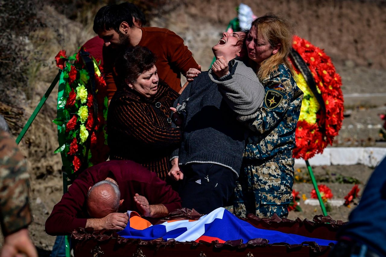 Μητέρα σπαράζει πάνω από το φέρετρο του γιου της που σκοτώθηκε κατά τις επιθέσεις του Αζερμπαϊτζάν. Στεπάνακερτ, Ναγκόρνο Καραμπάχ