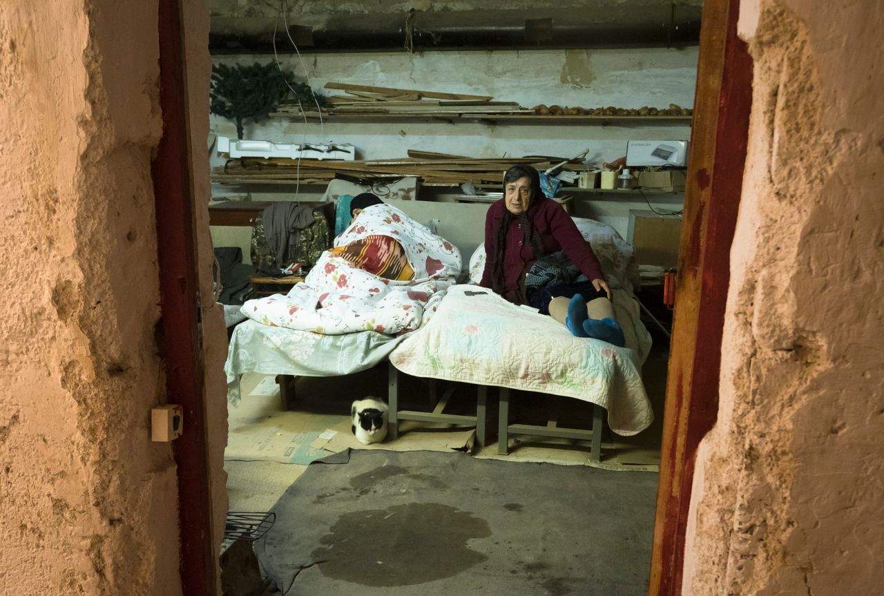 Γυναίκες μόνες σε καταφύγιο στο Στεπάνακερτ του Ναγόρνο Καραμπάχ