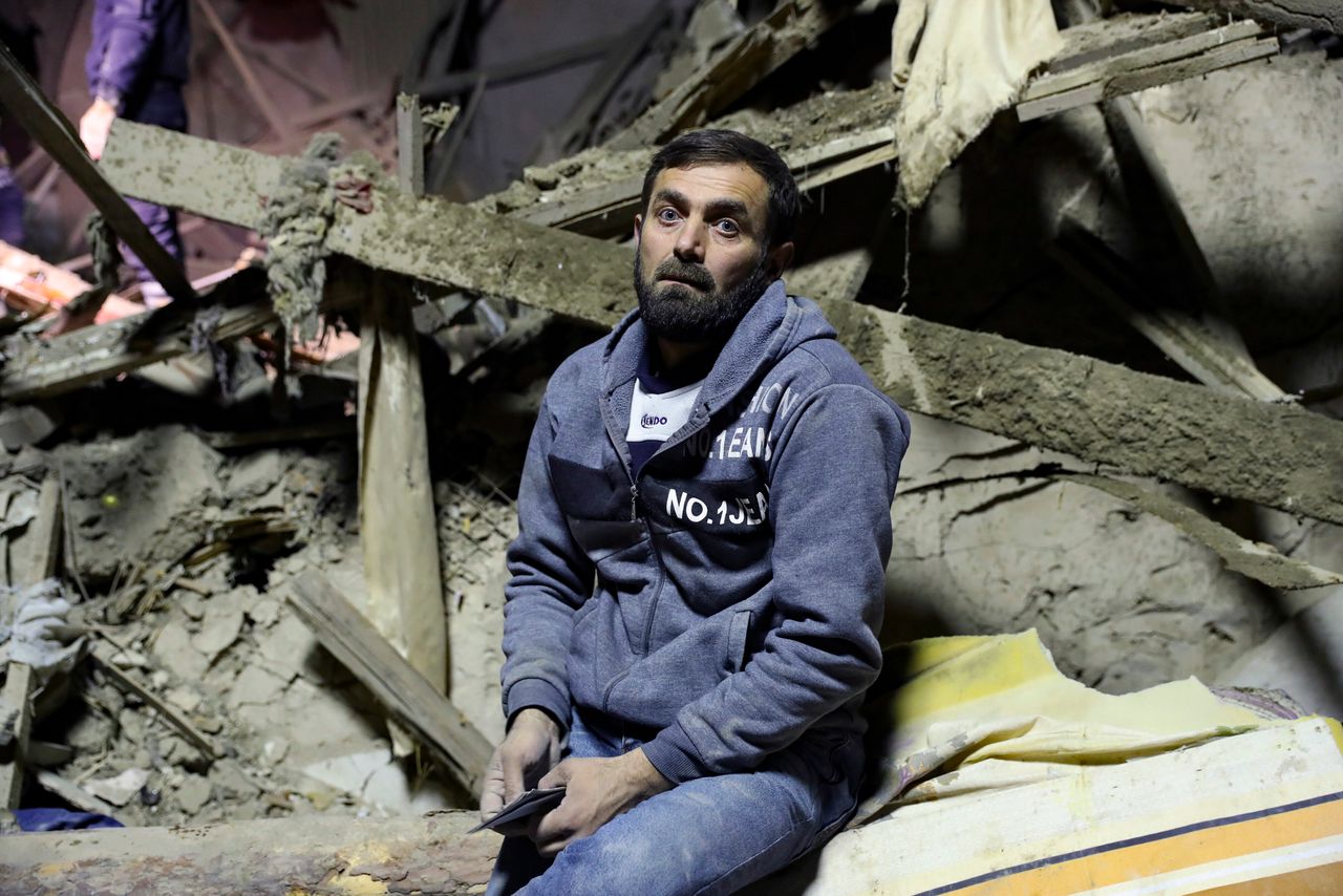 Αποσβολωμένος στα ερείπια του σπιτιού του στην Γκαντζά του Αζερμπαϊτζάν που χτυπήθηκε από ρουκέτα των Αρμενίων