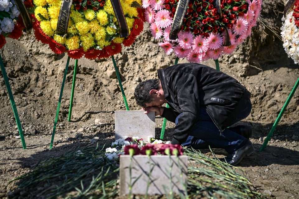 Θρήνος στον τάφο ενός στρατιώτη του Στεπάνακερτ