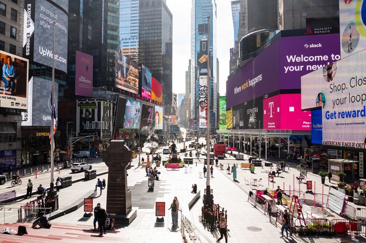 普段肩が触れ合うほど混んでいるニューヨーク・タイムズスクエアは、ブロードウェイの休業や入国制限で人通りはまばらだ。=2020年10月15日撮影