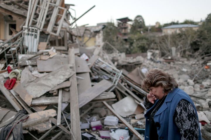 Κάτοικος πολυκατοικίας που βομβαρδίστηκε από δυνάμεις του Αζερπαϊτζάν, κλαίει πάνω από τα συντρίμμια. Στεπάνακερτ, Ναγκόρνο Καραμπάχ