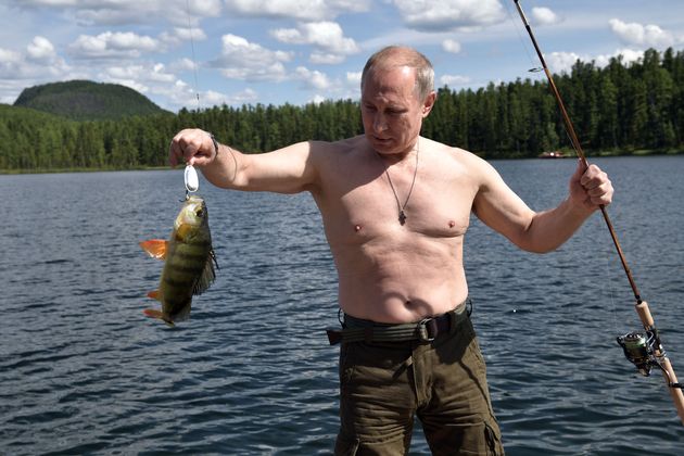 上半身裸で魚釣りをするロシアのプーチン大統領（2017年8月）