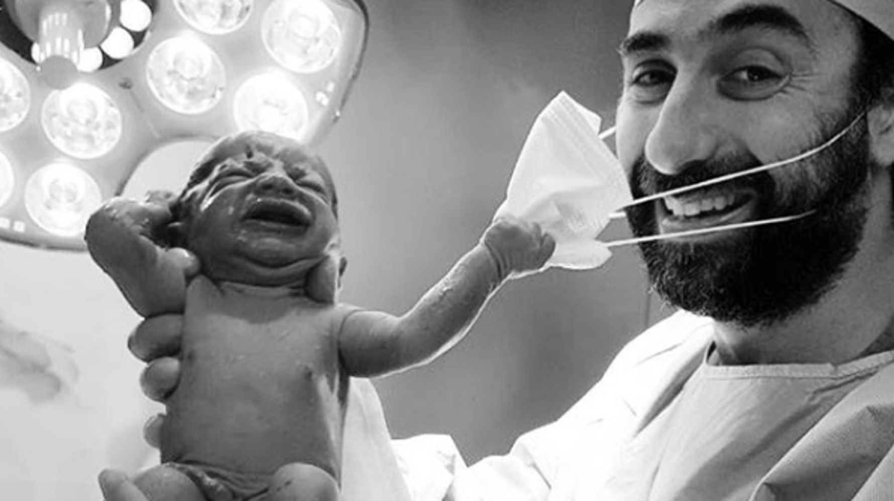 Ce Nouveau Ne Qui Arrache Le Masque D Un Obstetricien A Redonne De L Espoir A Beaucoup Le Huffington Post Life Ce Nouveau Ne Qui Arrache Le Masque D Un Obstetricien A Redonne De L Espoir A Beaucoup Le Huffington Post Life