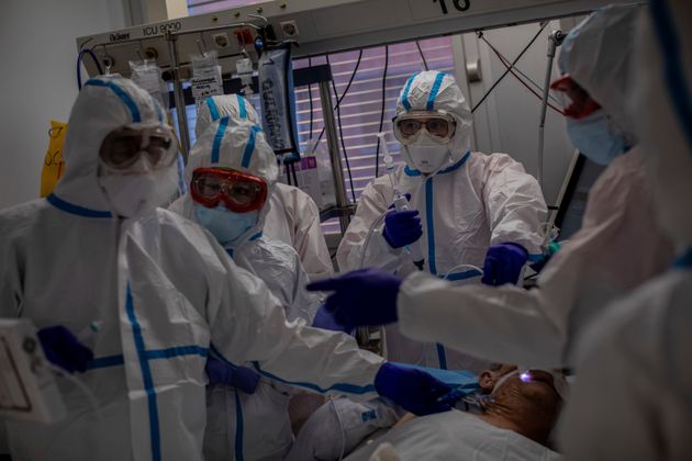 Varios sanitarios atienden a un paciente con coronavirus en la UCI del Hospital Severo Ochoa de