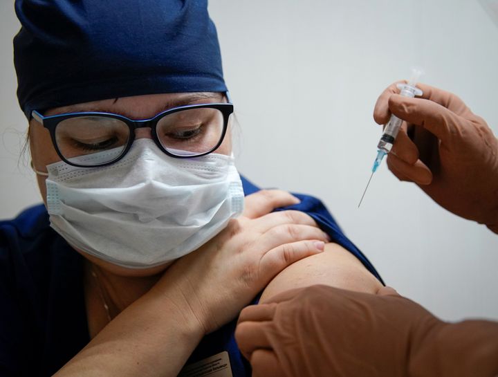 Εμβολιασμός κατά του κορονοϊού με το ρωσικό εμβόλιο "Sputnik-V", στις 12 Οκτωβρίου σε νοσοκομείο. REUTERS/Tatyana Makeyeva