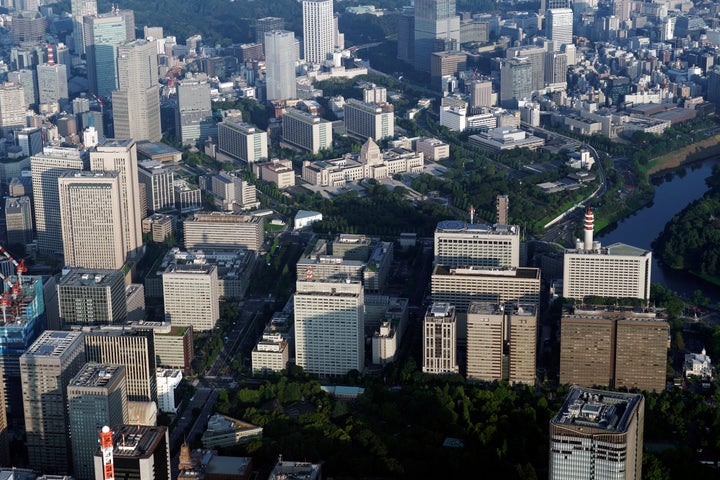 霞が関の省庁（手前）と国会議事堂（東京都千代田区）