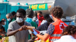 800 migrantes duermen hacinados en el puerto de Arguineguín, desbordado por las