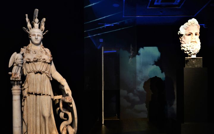 Αγαλμάτιο της θεάς Αθηνάς και μαρμάρινη κεφαλή αγάλματος υπερφυσικού μεγέθους, πιθανώς του Παντεπόπτη Δία 