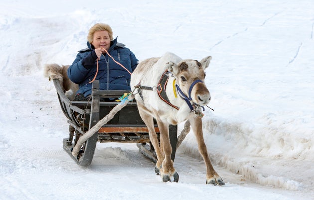 Erna Solberg, en un trineo, una imagen de