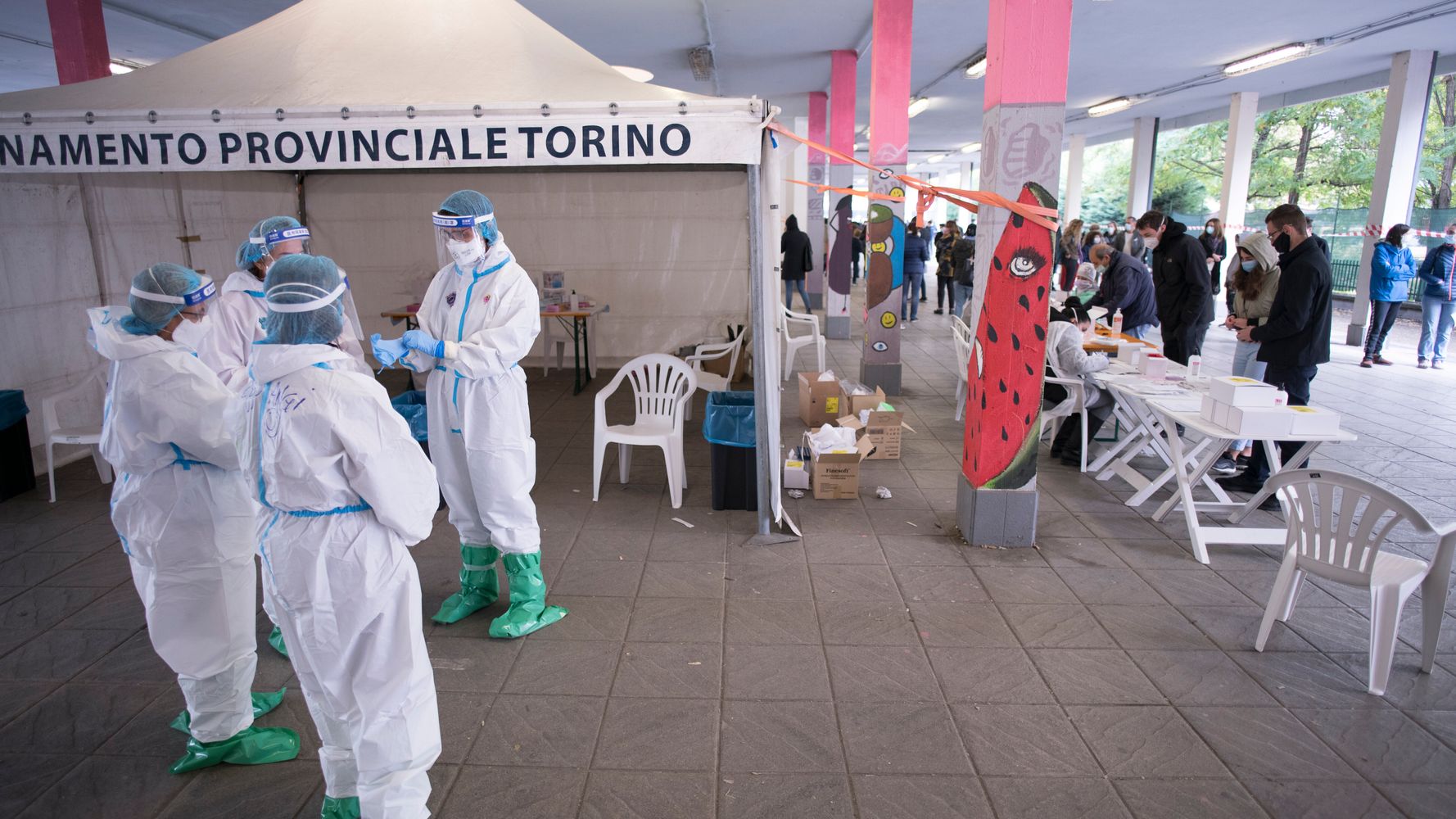 Anche Il Piemonte Soffre Niente Coprifuoco Ma Centri Commerciali Chiusi Nel Weekend L Huffpost